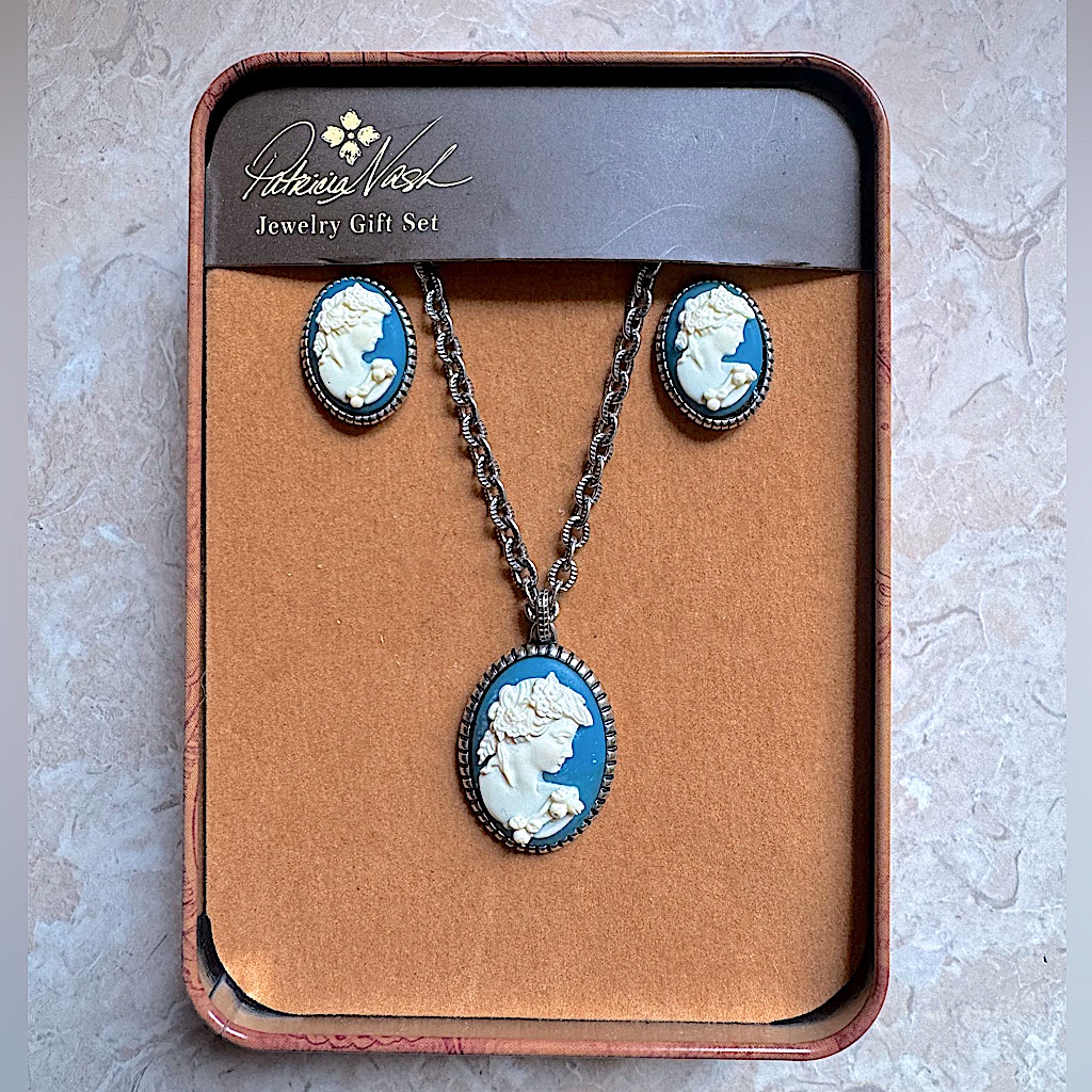 Patricia Nash Turquoise Cameo Necklace Earrings Set New In Box 60$